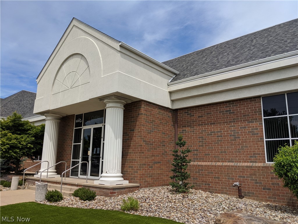 Class A Lease space on West State St. in Alliance, Ohio. 4420 Sq. Ft. with ADA access from parking area. Medical or Professional uses. Chase Bank is the anchor tenant.
