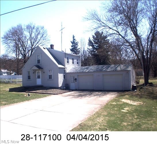 This home sits on over a half acre lot right in Howland. Convenient to every kind of shopping. Ample cupboards in the kitchen. This home is perfect for anyone looking to downsize. This home needs some updating but you can still move in and live in it as it is. The sellers are negotiable and are looking for offers.
