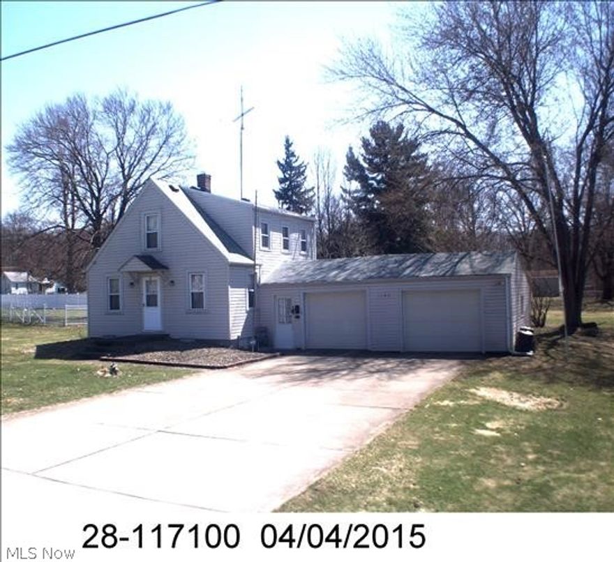 This home sits on over a half acre lot right in Howland.  Convenient to every kind of shopping.  Ample cupboards in the kitchen. This home is perfect for anyone looking to downsize.  This home needs some updating but you can still move in and live in it as it is.  The sellers are negotiable and are looking for offers.