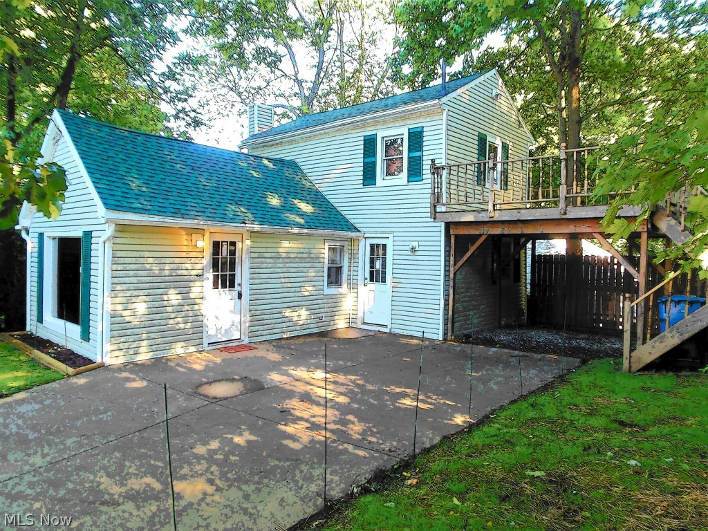 Don't miss out, Get in on the summer fun! Cozy completely remodeled 2 bedroom Villa in Shore Acres with Lake privileges and dock (annual Dock rent paid for this year) on East Reservoir. New roof, siding, gutters and A/C unit, furnace has been serviced, 1st floor all new carpet, freshly painted. THE ASSOCIATION OFFERS LAKE PRIVILEGES AND BEACH($50 annually) FOR With A BOAT DOCK FOR AN ADDITIONAL $200. PER year. 2015 Paid by seller