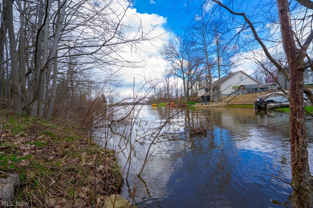 Cinnamon Lake - Land