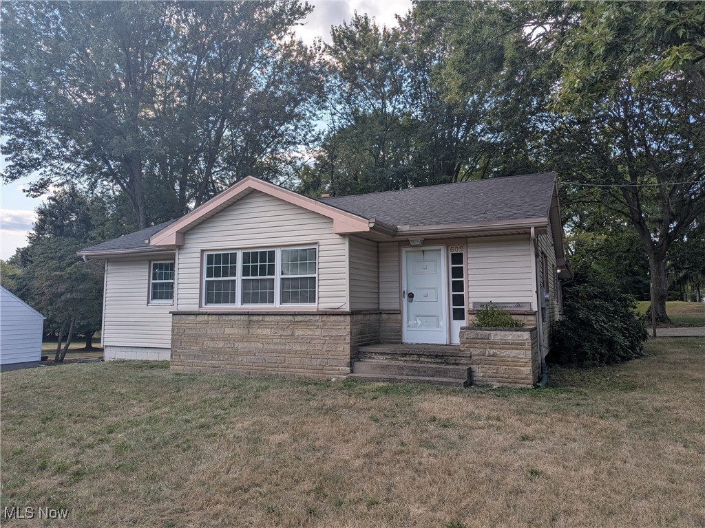 3 BR, 2 bath ranch home with an attached 2 car garage and a substantial rear deck, is available for rent within an easy drive of the KSU campus and downtown Kent. Includes stove, fridge, dishwasher, washer and dryer. Full, mostly finished basement with a possible 4th bedroom, 2nd bath, and a rec room. Tenant responsible for all utilities and lawn maintenance.