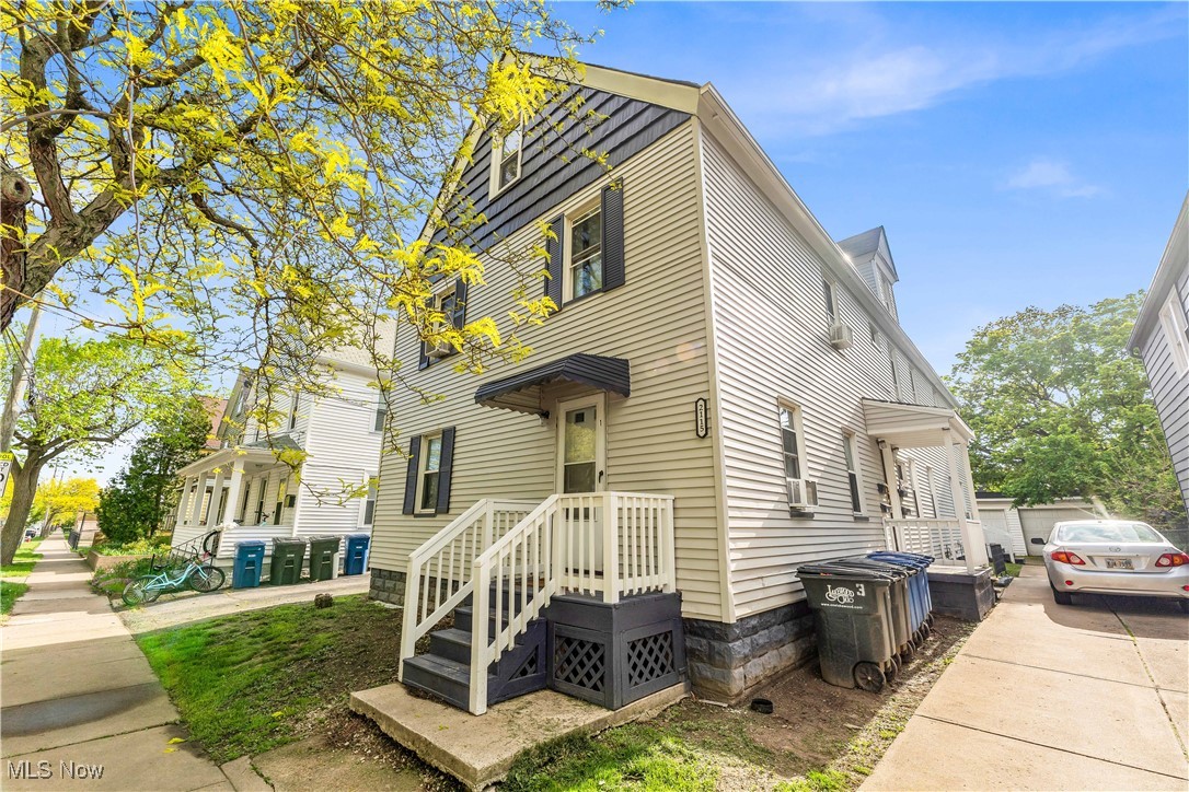 2115 Dowd Ave | #4 , Lakewood - Spacious 3 bed 1 bath multi-family home! //
$ 975 rent / $ 975 deposit // $49 application fee per adult //
1-2 pets OK in this unit. After application pre-approval, a PetScreening is required for any animals to proceed with one of our properties; a PetScreening affidavit is still required if you have no pets. (Some breed restrictions apply per HUD guidelines). //
NO SMOKING //
1 time $149 non-refundable set up fee paid at lease signing //
$30/month required resident benefit package; can include personal property/liability insurance for an additional $5/month for $35/month total. //
After application Pre-Approval 1 applicant per household application is required to fill out a PetScreening application, before being about to proceed with placing a Reservation Fee for one of our properties. You will receive a pre-approval for your application and in order to proceed, the PetScreening is required. Even if you have NO pets - this application must be filled out. One time, non-refundable pet fee of $200-500 per animal applies to all pets & must be paid before or when you pay your first month rent. (No fee for qualified assistance animals). // Our application is processed through secure site: Findigs, and they require ID and income verification. Without this, your application will not be processed. They offer 24/7 chat support on their application directly if you have any questions. //
BEDROOMS: 3 //
BATHROOMS: 1 //
APPLIANCES PROVIDED: Fridge and stove //
UTILITIES / RESIDENT RESPONSIBILITY: Resident pays gas and electric and is responsible for snow removal. //
Serious inquiries only.