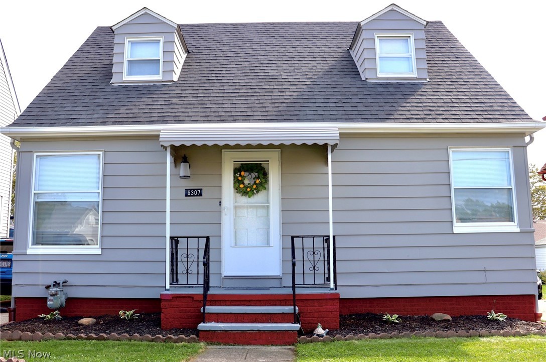 Come home to this beautiful, well maintained home! You will enjoy and updated kitchen with granite countertops, and newer luxury vinyl plank. The living room has newer paint and new carpet also. There are two bedrooms on the main floor and an additional third bedroom upstairs. There is a full finished basement that can be used for additional living space. Its a great space for entertaining.There is also a gas fireplace in the basement and NEW Furnace (Replaced 11/2021) Outside, you’ll find a fully fenced in backyard with a cozy back deck.
(Refrigerator, washer and dryer will be replaced with a different model.)