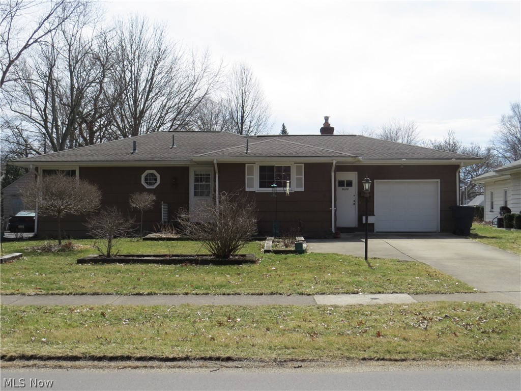 Cozy Ranch that showcases an over sized Great room offering room enough for formal dining, study area with built-in bookshelves, entertainment area with fireplace all adjacent to a sun room. A wall of windows allows for plenty of light. Pleasant kitchen can accomodate a small eat-in area. Windows 3-4 years old, roof approximately 15yrs old. Not a drive by - call now.
All offers to be on WABOR/YCAR Purchase contract as required by seller.