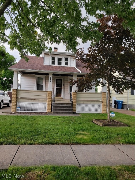 Adorable Bungalow with a first floor bedroom and 2 additional bedrooms upstairs and first floor full bath and dining room. Updated kitchen and flooring throughout. Two car detached garage with space for a workshop tons of private parking in well manicured back yard with full fence. New roof(2018), Furnace and A/C only 3 years old and new sump pump with battery back up.
Closing date not before August 1. Kitchen appliances and washer / dryer not included in listing. (negotiable)
