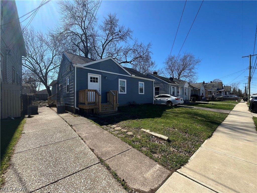 Photo of 13325 Carrington Avenue, Cleveland, OH 44135 (MLS # 5194067)