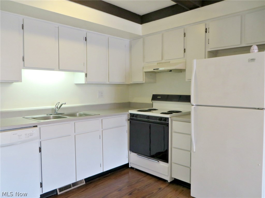 Village Green Condos 03 - Residential