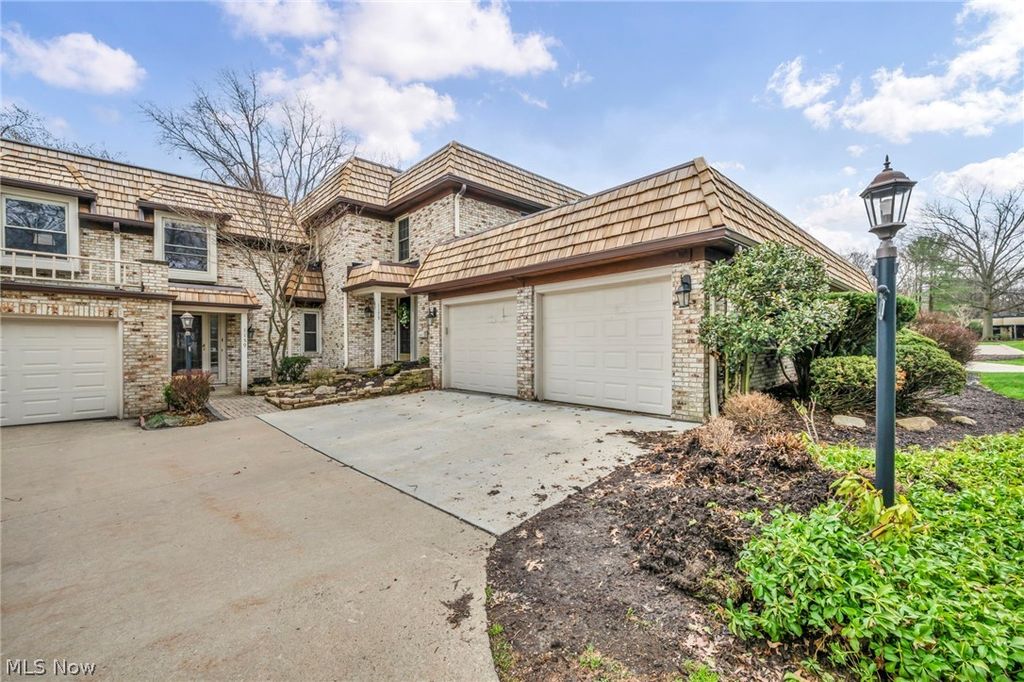 Photo of 1179 Harwich Court #202, Rocky River, OH 44116 (MLS # 5192836)