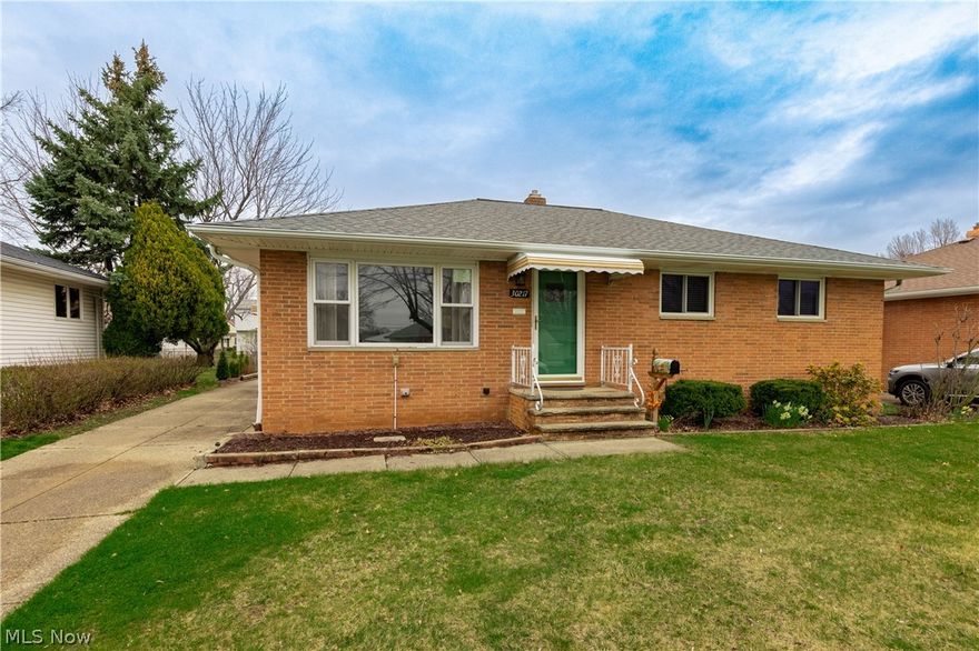 With the updates and attention to care, this darling Willowick ranch doesn’t show her age. Paw parents will love the handy access to the fenced in yard from the sliding doors, sidewalks for neighborhood strolls, and easy clean ups with hardwood floors. Fun, nature, and activities are minutes away at Manry Park— Including 2 outdoor and 3 indoor pickleball courts. Notables: Updated bathrooms. Windows replaced. Roof replaced. Installed ceiling fans and updated lighting fixtures. Newer kitchen appliances remain with home.
This is one floor, and lock and go living at its best! Homes like this have been selling quickly, so come see it soon.