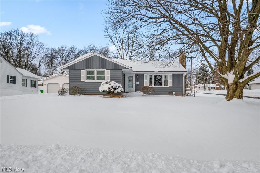 A MUST TO SEE!!! BEAUTLIFUL UPDATED EAT IN KITCHEN, VERY NICE COUNTER SPACE AND CABINENTS, THE LIVING ROOM IS VERY SPACIOUS WITH GAS FIREPLACE AND WOOD FLOORS, 3 NICE SIZE BEDROOMS WOOD AND CARPET, DARLING MUD ROOM, THE BASEMENT WILL PLEASE YOU FOR SURE. LARGE REC/FAMILY ROOM FINISHED WITH A FULL BATH. MOST WINDOWS ARE NEWER 2020. ROOF APROX 2013. PLEASE ENJOY THE PRIVATE PATIO BETWEEN THE  2 CAR GARAGE AND HOUSE. HURRY WILL NOT LAST LONG, VERY VERY NEAT AND CLEAN HOME.

ALL SIZES ,SQUARE FEET AND AGES ESTIMATED