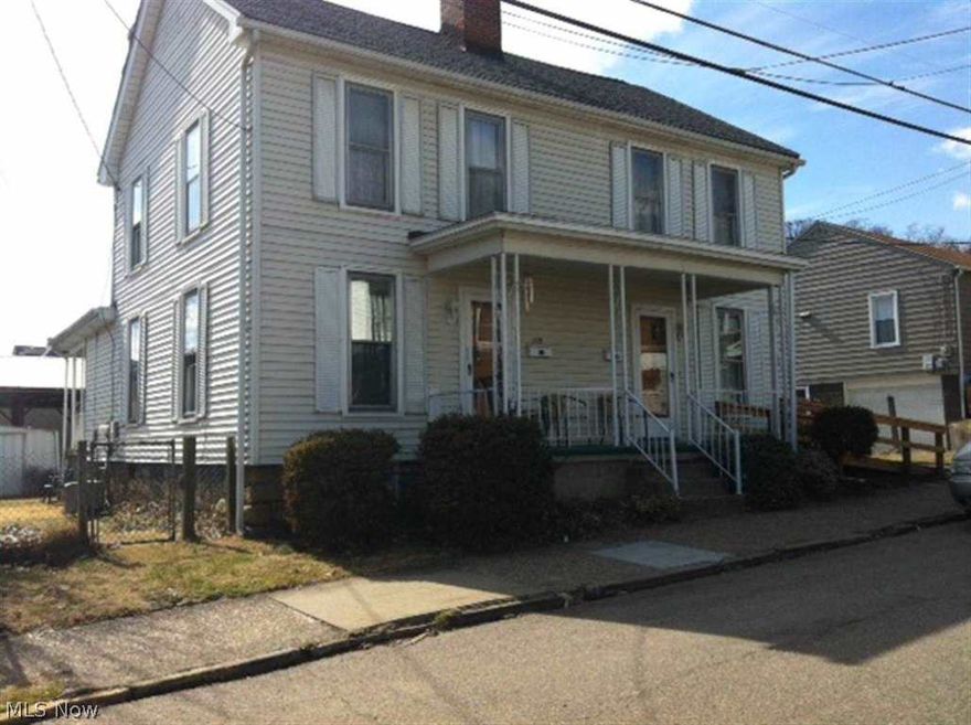 Side by side duplex. Very clean, new carpet, fresh paint, newer appliances. W/D on 711 side. Separate utilities