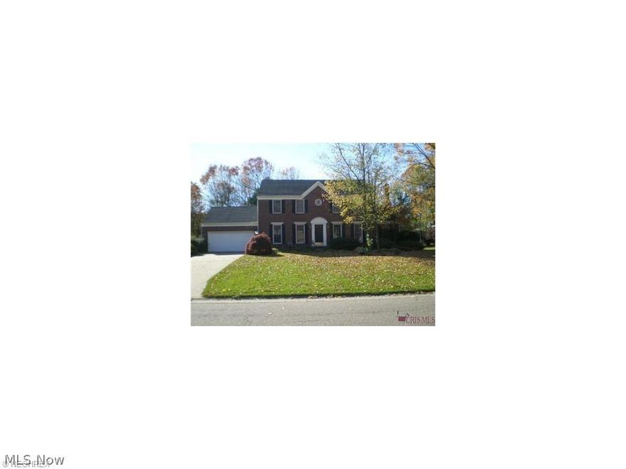 Located in desirable St. Ives neighborhood. North Canton City Schools. Actual Sq. footage 2600 with additional 1000 Sq. feet in lower level. Home features office, fenced in backyard, media room, bar in finished lower level. Roof, siding, appliances, garage door 2015.