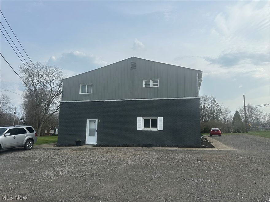 Newly updated 1-bedroom, 1-bathroom apartment available now! This move-in ready unit offers a clean, refreshed interior perfect for comfortable living. Conveniently located in Hubbard, close to local shops and amenities. Rent is $650/month, with tenants responsible for electric, gas, and renter’s insurance. Laundry is in the building! Don’t miss this affordable and updated rental opportunity!