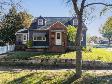 Photo of 2875 Pikes Avenue, Akron, OH 44314 (MLS # 5255242)