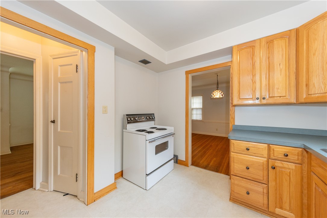 University Heights, Ohio 44118, United States, 3 Bedrooms Bedrooms, ,2 BathroomsBathrooms,Residential,Pending,153549