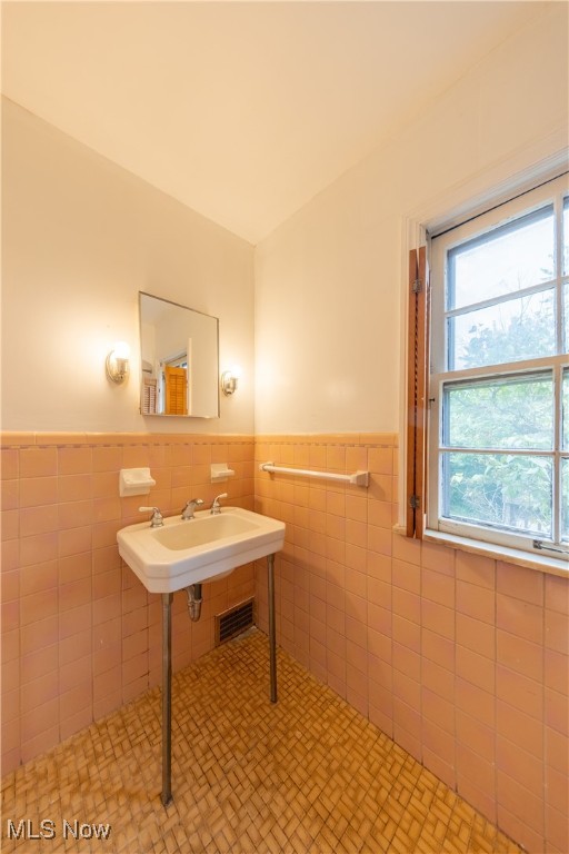 University Heights, Ohio 44118, United States, 3 Bedrooms Bedrooms, ,2 BathroomsBathrooms,Residential,Pending,153549