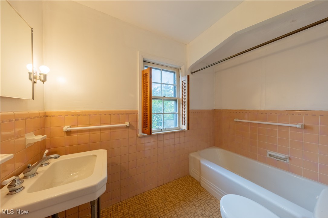 University Heights, Ohio 44118, United States, 3 Bedrooms Bedrooms, ,2 BathroomsBathrooms,Residential,Pending,153549