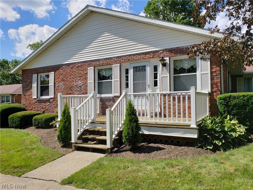 Lovely condo in the center of Salem. Enjoy the convenience of Condo living with your large open concept living dining kitchen area. 2 large bedrooms and 2 baths with laundry handy. Don't worry about cutting the grass or shoveling the snow. This is the Life!!