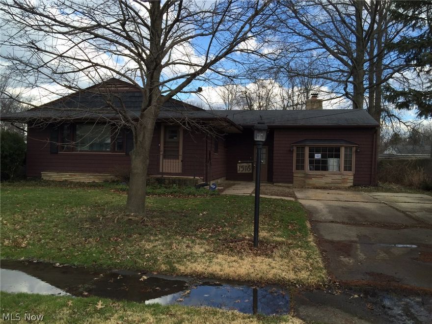 3 Bedroom, 2 Full Bath Ranch. Family room with fireplace, dining rm has slider that leads to sun porch. Full basement has small kitchen area.