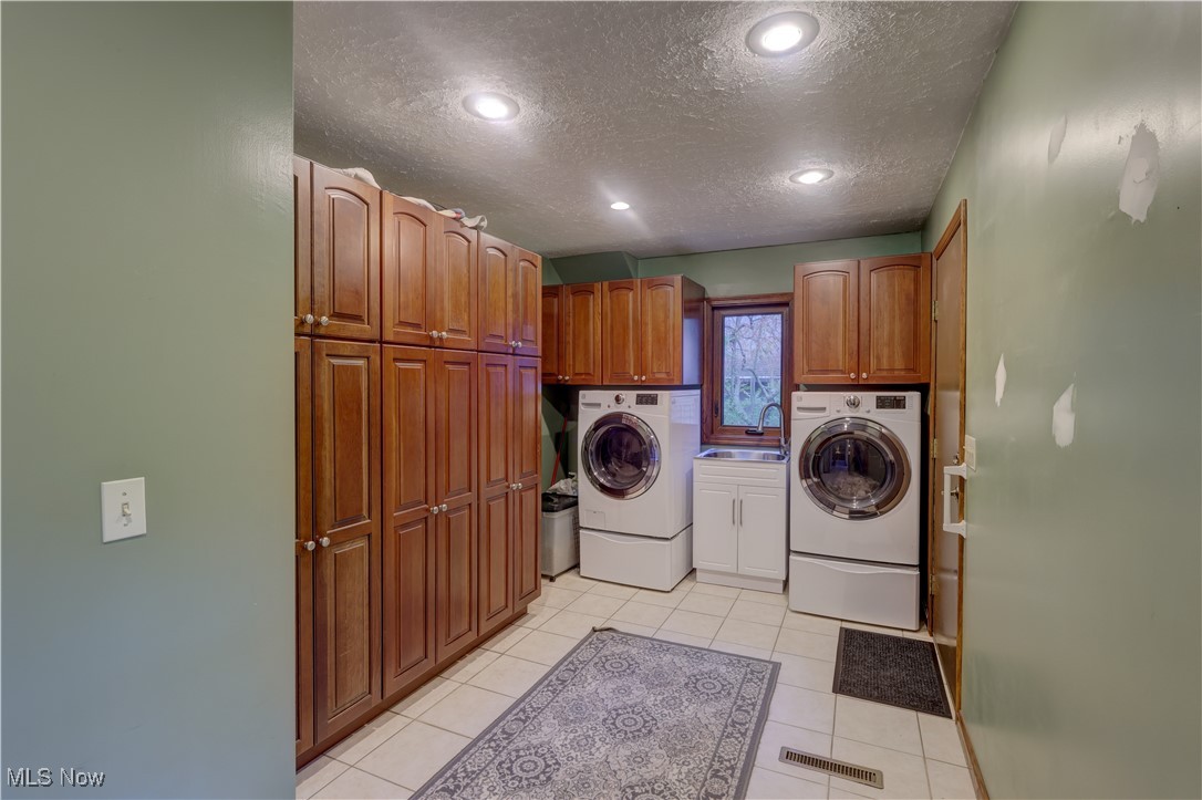 Strongsville, Ohio 44149, United States, 4 Bedrooms Bedrooms, ,4 BathroomsBathrooms,Residential,Active,218333