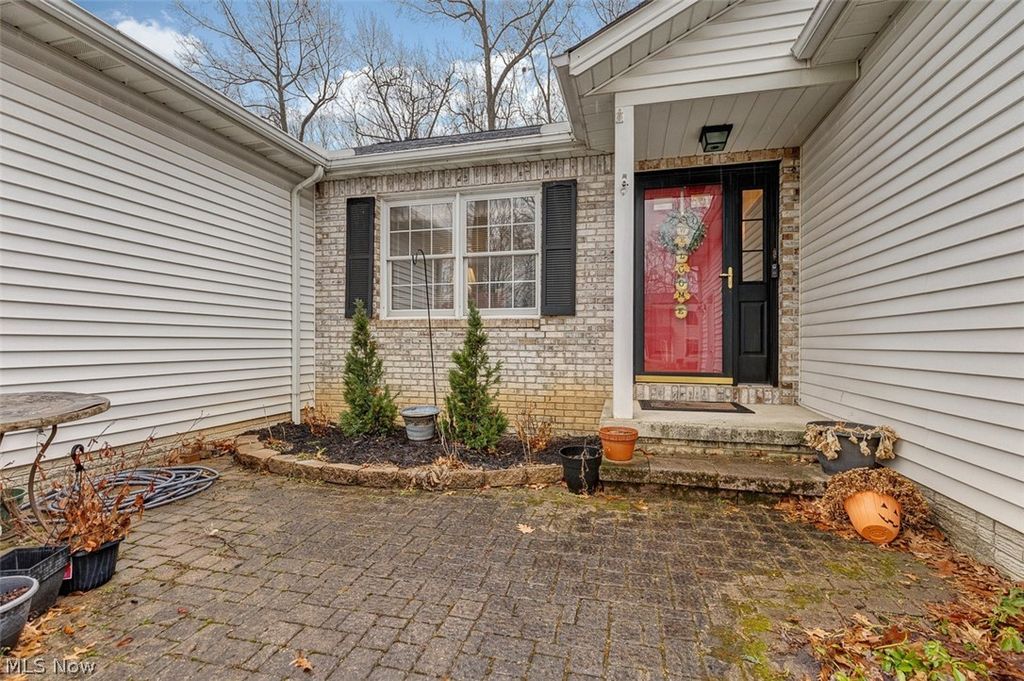 Photo of 4623 Queen Anne Avenue, Lorain, OH 44052 (MLS # 5188008)