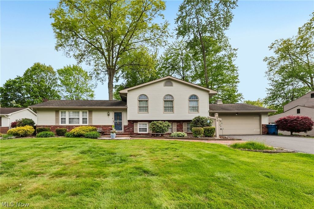 Photo of 7972 Glen Oaks Drive NE, Howland, OH 44484 (MLS # 5212397)