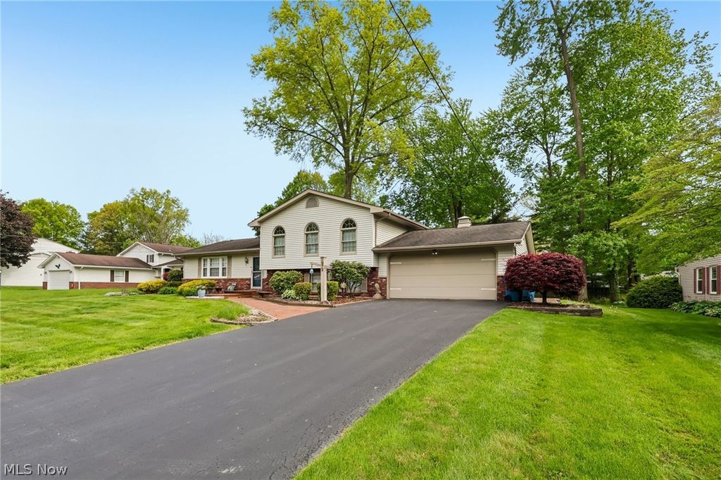 Photo of 7972 Glen Oaks Drive NE, Howland, OH 44484 (MLS # 5212397)