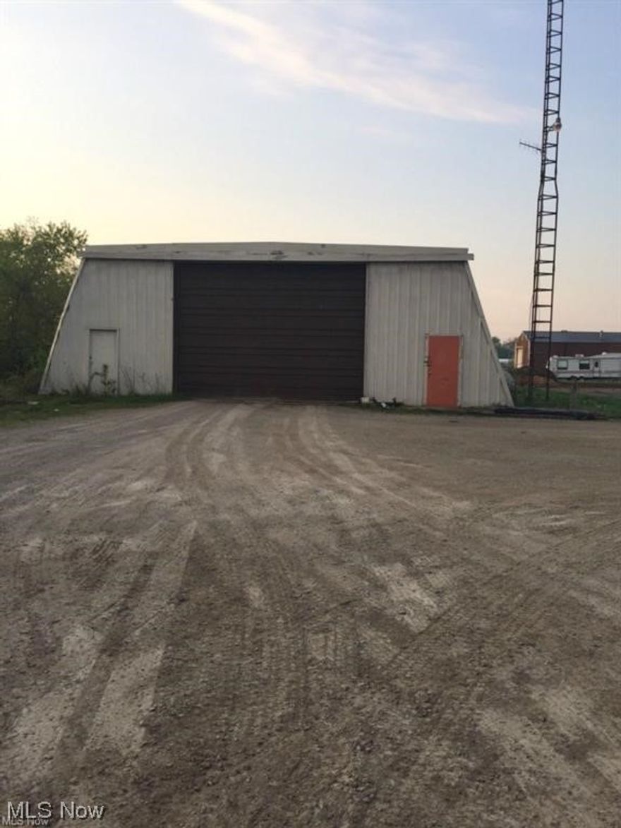 FOR LEASE!! Prime commercial location! 5.1 Acres with 3552 Sq Ft building.  Close to interstate and state routes. Electric, well and septic.  See MLS#  4496203 for additional 4.6 acres available for lease.
