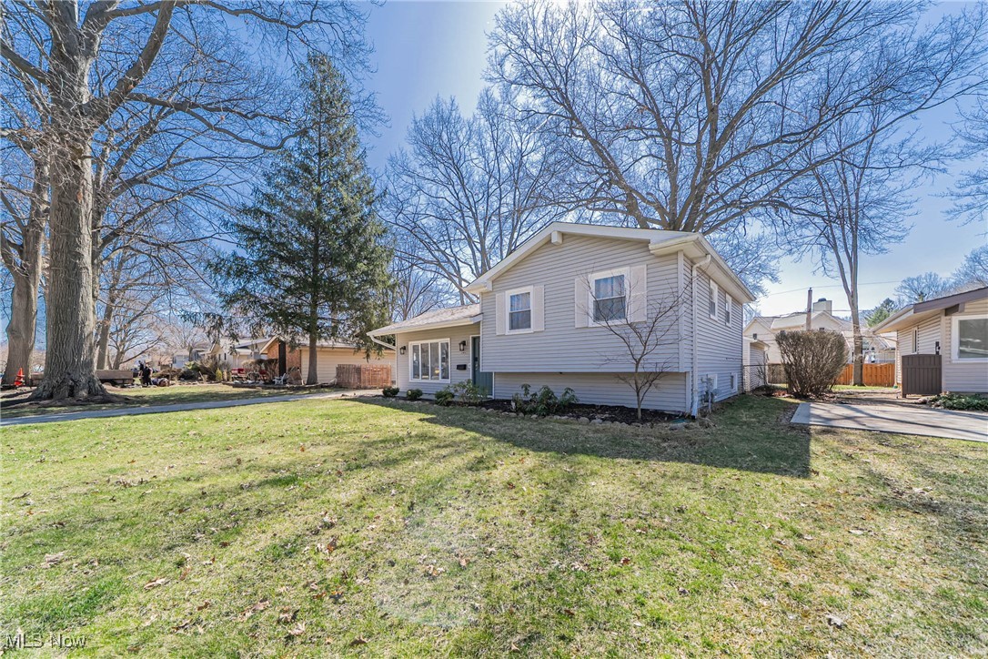 24065 Fairlawn Drive, North Olmsted, Ohio image 2
