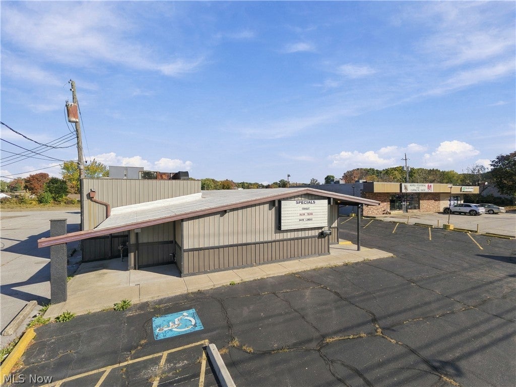 1305 E Tallmadge Avenue