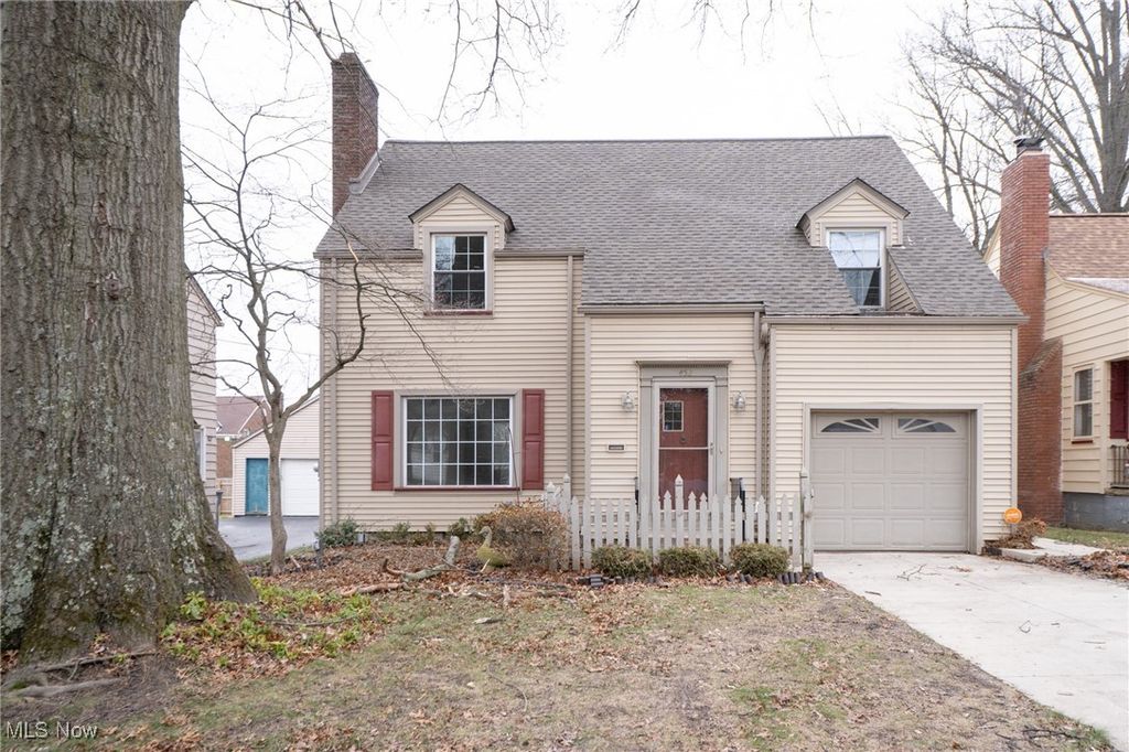 Photo of 452 W Midlothian Boulevard, Youngstown, OH 44511 (MLS # 5176793)