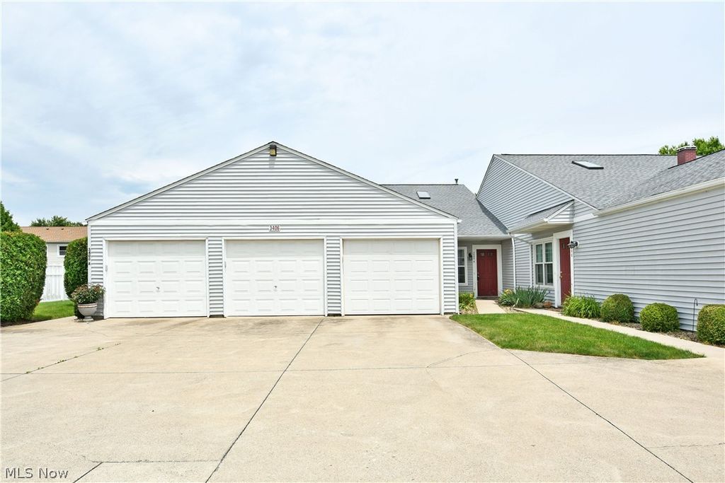 Photo of 3406 Ivy Hill Circle #B, Cortland, OH 44410 (MLS # 5191762)