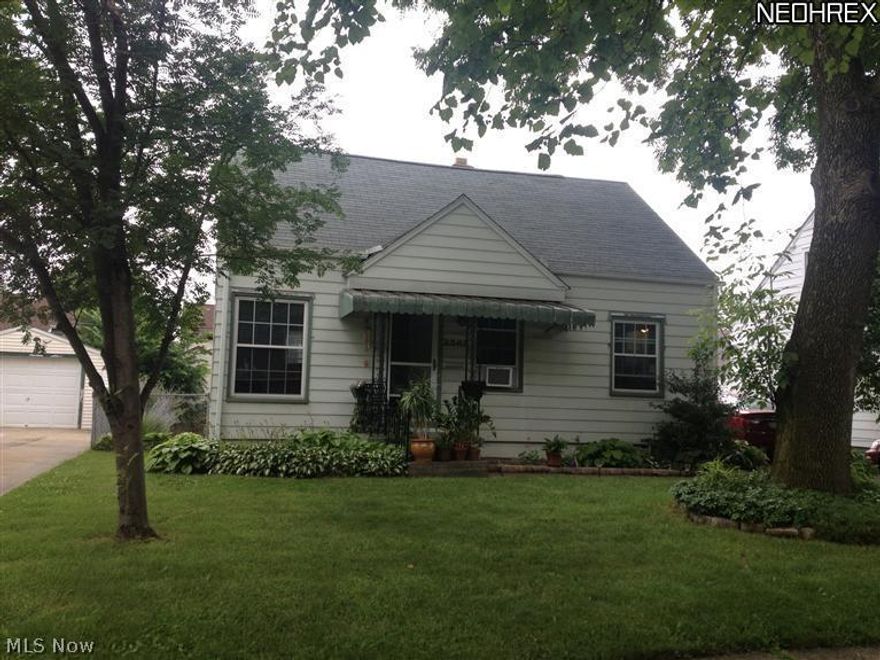 Such a cute home for rent! Tastefully decorated with updated kitchen and bathroom flooring, new shower door, new carpet in 
the bedrooms. Fresh paint in modern colors. Spacious master upstairs, great closet space. Fully applianced kitchen. Partially 
fenced back yard, one car garage, great perennial beds! Convenient to Route 8. This one wont last!