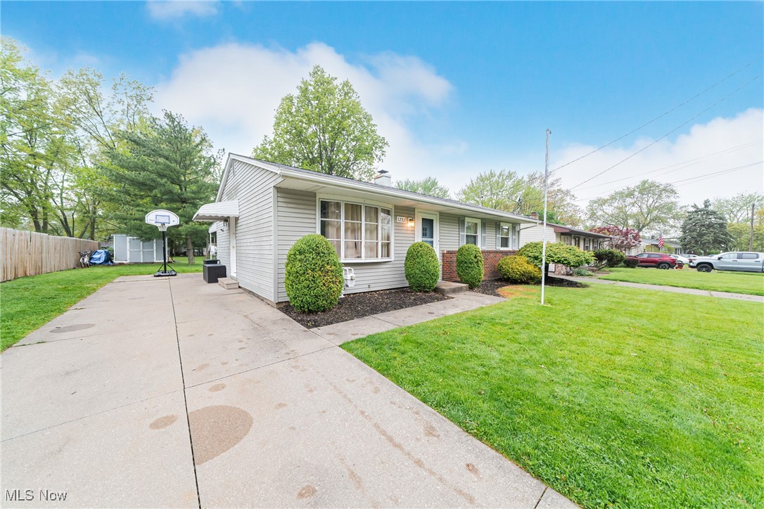1232 Hollyview Drive, Vermilion, Ohio image 2
