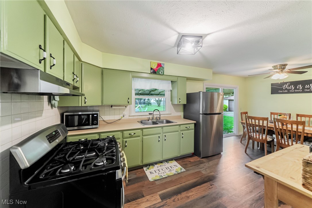 1232 Hollyview Drive, Vermilion, Ohio image 8