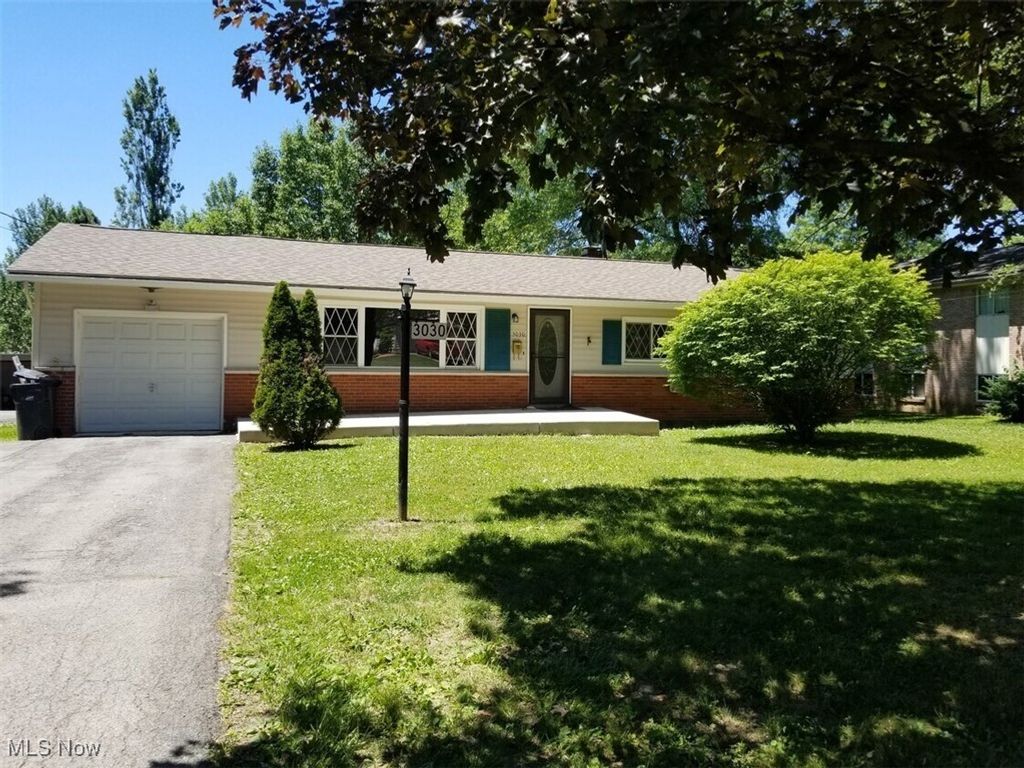 Photo of 3030 Green Acres Drive, Youngstown, OH 44505 (MLS # 5176865)