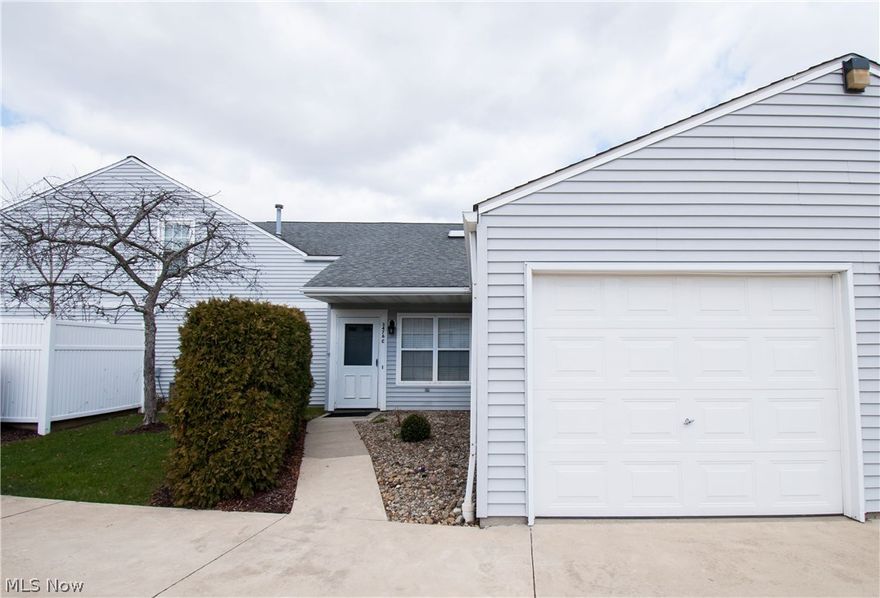 Beautiful Cortland Ohio 2 bedroom, 2 full bath Condo.