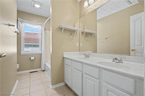 Tiny photo for 975 W Parkway Boulevard, Aurora, OH 44202 (MLS # 5217906)
