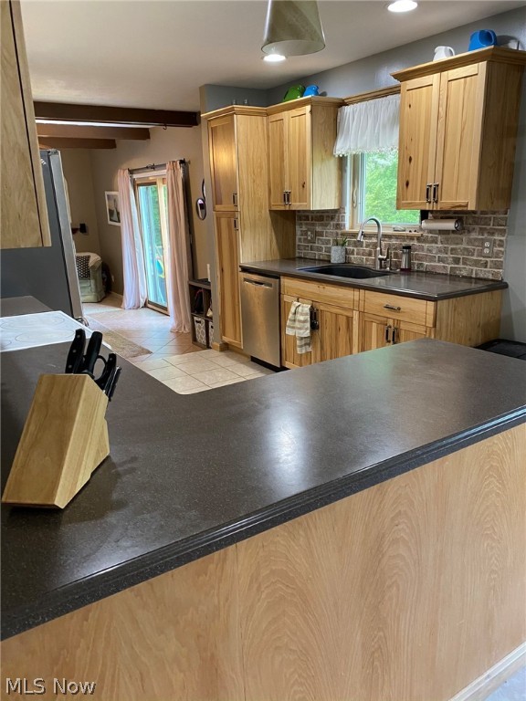 Main image without alt text