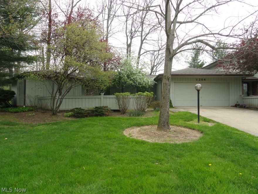 Nice ranch condo with open floor plan in "The Kames", a beautifully maintained community with swimming pool and clubhouse.  End unit.  Foyer entry, formal living room and dining room.  Sliders to sunroom.  Eat in kitchen, first floor laundry.  Beautiful oak trim throughout, wet bar in dining room.  Updated furnace, A/C and appliances.  Washer and dryer and kitchen bench included.  Close to Rt. 8 and shopping.