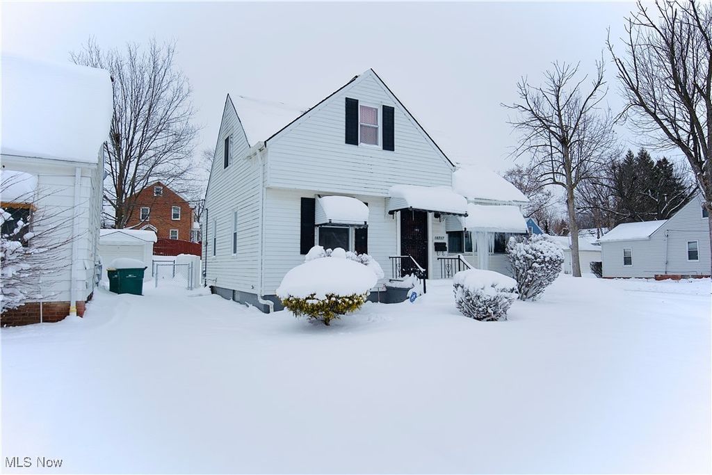 Photo of 18717 Waterbury Avenue, Maple Heights, OH 44137 (MLS # 5182462)