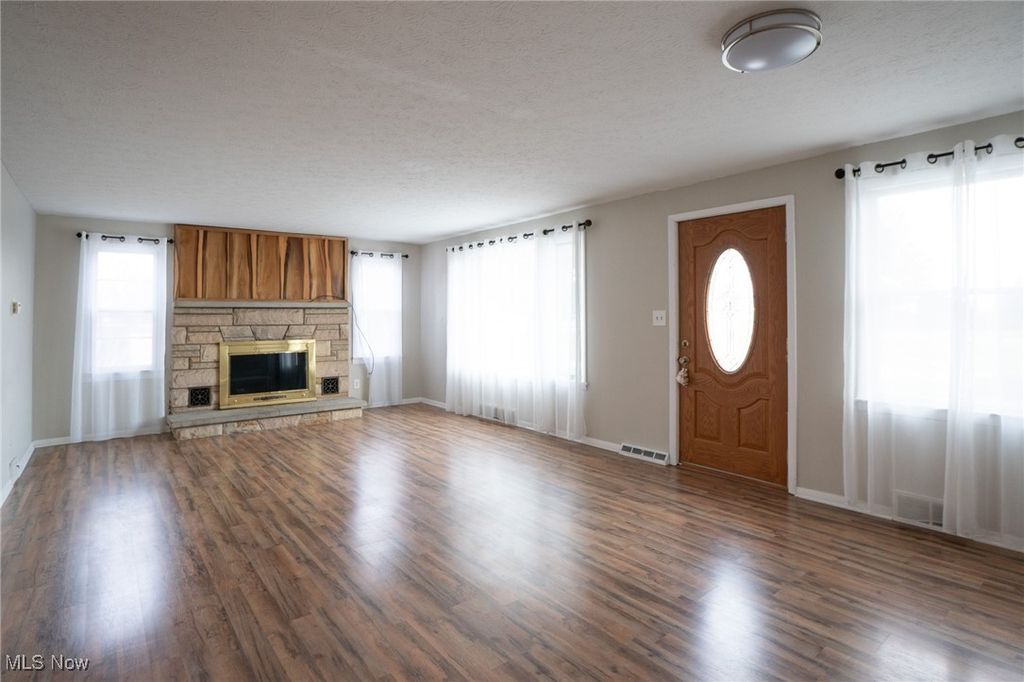 Photo of 970 S Chillicothe Road, Aurora, OH 44202 (MLS # 5178096)