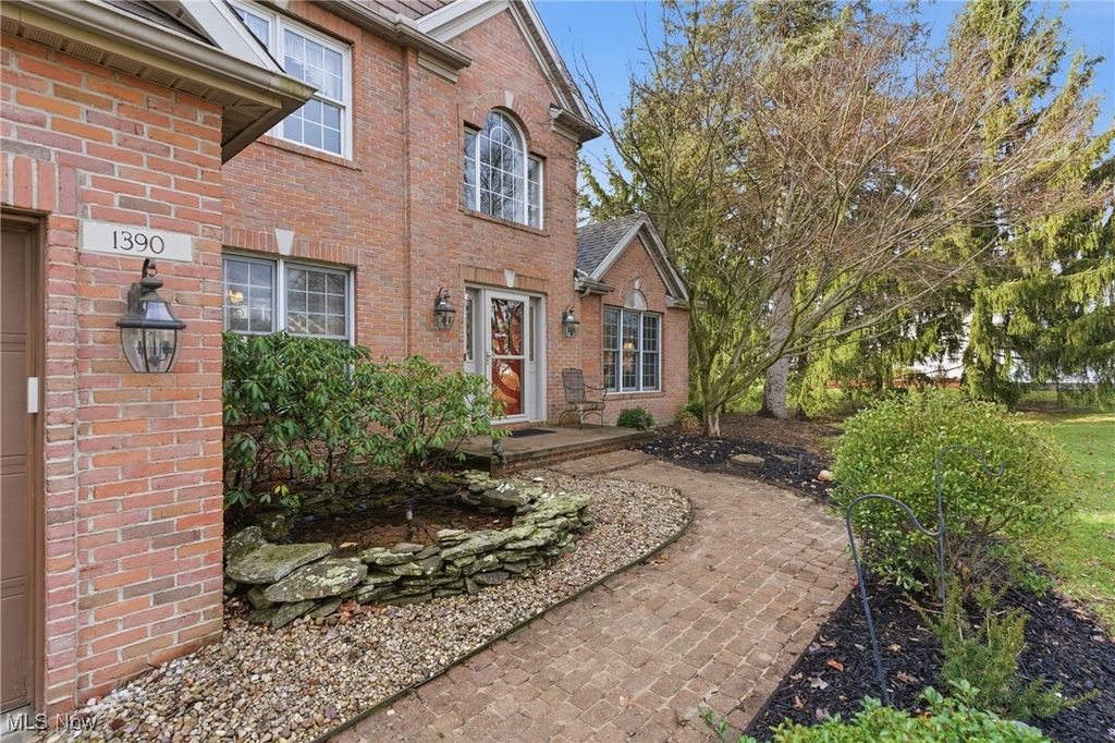 Photo of 1390 Silverdale Circle, Twinsburg, OH 44087 (MLS # 5180608)