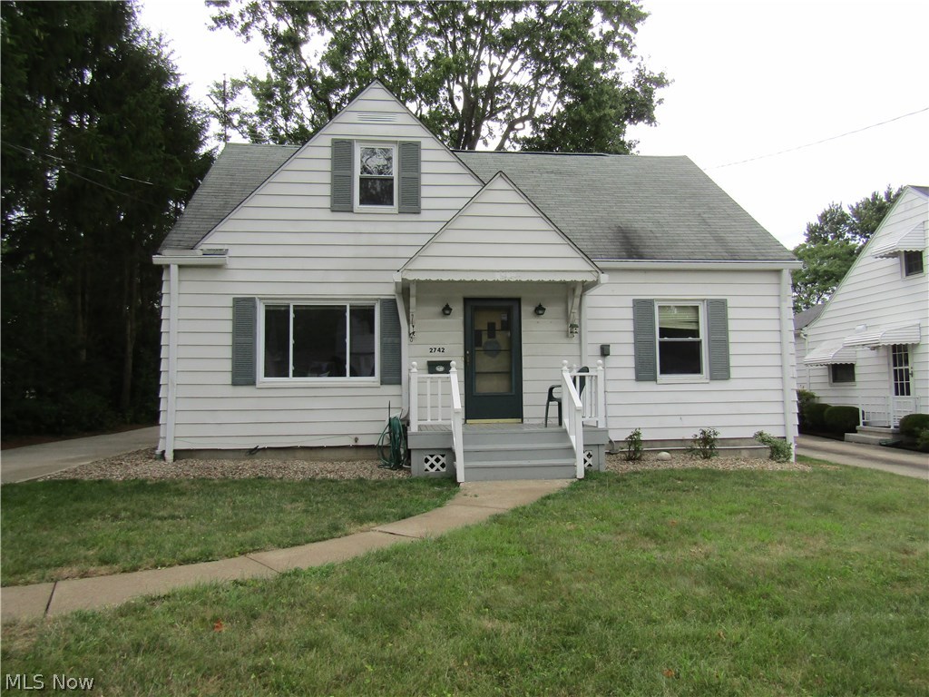Welcome to your fabulous new home! Seller is willing to offer $2500 in concessions for new carpet and Paint. That's all it needs to make it your perfect home!