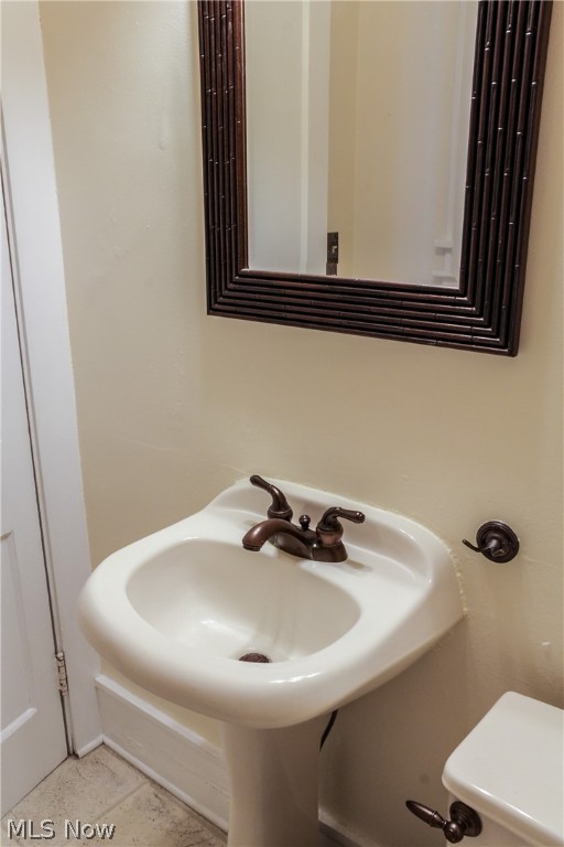 Main image without alt text