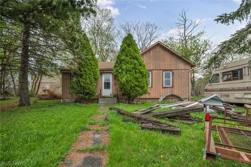 Photo of 215 Tuscarawas Street, Elyria, OH 44035 (MLS # 5202210)