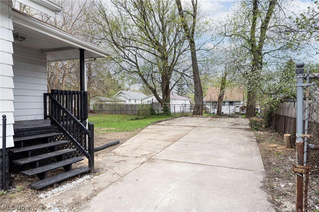 Photo of 961 Wyley Avenue, Akron, OH 44306 (MLS # 5202156)