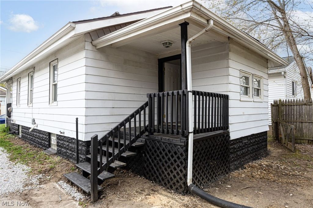 Photo of 961 Wyley Avenue, Akron, OH 44306 (MLS # 5202156)