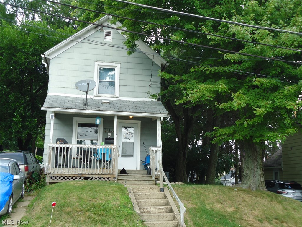 Attn Investors!
Affordable 3BR home in convenient Barberton location. Updated mechanicals. Full basement & Central air conditioning. Storage shed in nice back yard.